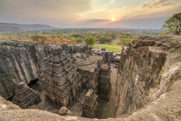 The Kailasa Temple แนะนำวิหารพระศิวะ หนึ่งในปริศนาของโลก ที่ยังหาคำตอบไม่ได้ ถูกสร้างขึ้นมา จากการแกะสลักจาก ก้อนหินเพียงก้อนเดียว